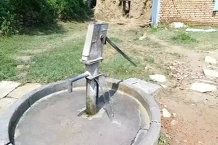 भीषण गर्मी में ग्रामीणों को मिली बड़ी राहत, कई गाँवों में खराब हैंडपंप हुए दुरुस्त भीषण गर्मी में ग्रामीणों को मिली बड़ी राहत, कई गाँवों में खराब हैंडपंप हुए दुरुस्त