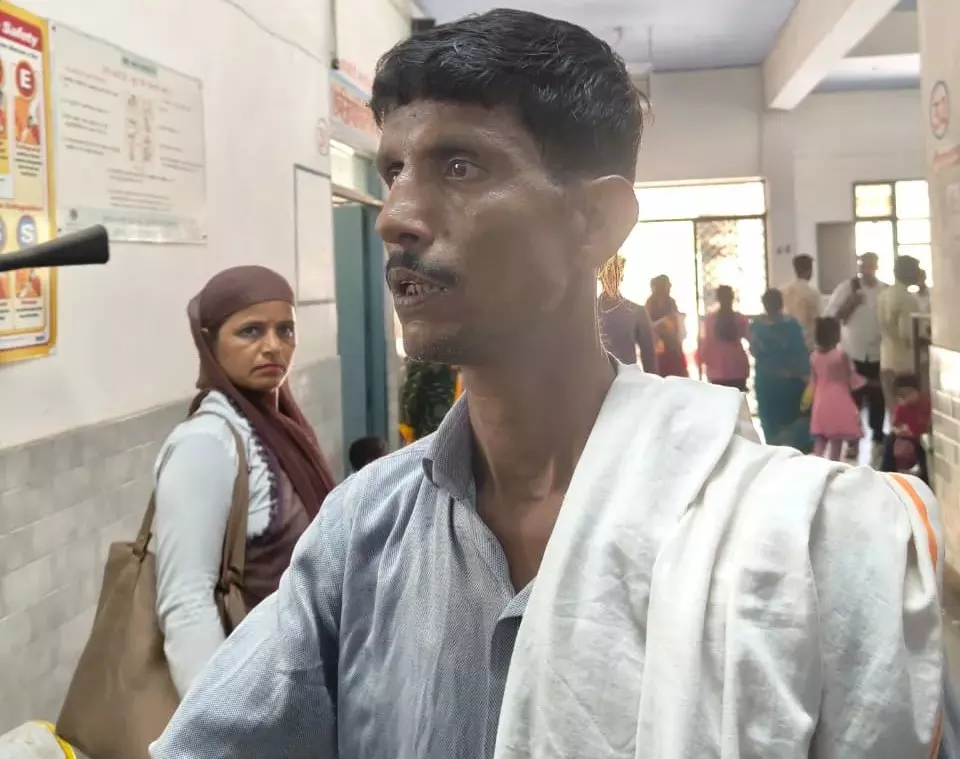 Farrukhabad: इलाज बिना लौटाया गया पीड़ित, अस्पताल पर सवाल Farrukhabad: इलाज बिना लौटाया गया पीड़ित, अस्पताल पर सवाल