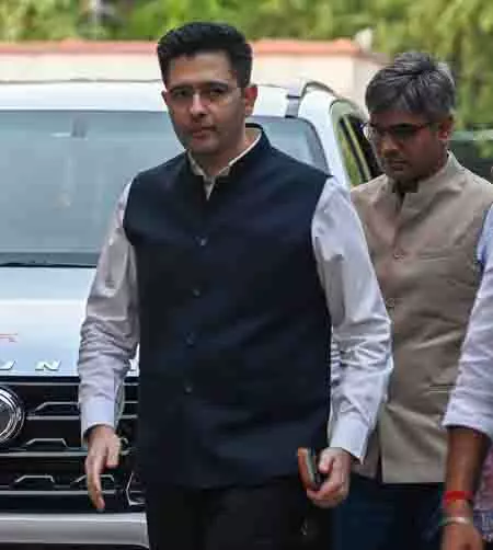 मुंबई में राघव चड्ढा के घर के बाहर आप कार्यकर्ताओं का प्रदर्शन, 8 नेताओं पर एफआईआर दर्ज मुंबई में राघव चड्ढा के घर के बाहर आप कार्यकर्ताओं का प्रदर्शन, 8 नेताओं पर एफआईआर दर्ज