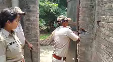 बिहार में अब अपराधियों के घरों पर चलेगा बुलडोजर, मोतिहारी पुलिस ने शुरू की तैयारी बिहार में अब अपराधियों के घरों पर चलेगा बुलडोजर, मोतिहारी पुलिस ने शुरू की तैयारी