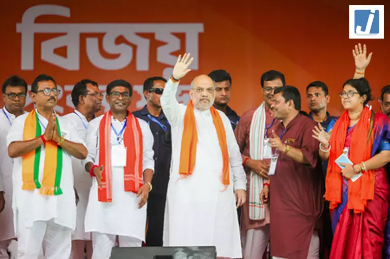 ममता बनर्जी के पैसे देकर भीड़ जुटाने के आरोप को अमित शाह ने बताया बेबुनियाद, बोले-आप भी किसकी बात सुन रहे हो ममता बनर्जी के पैसे देकर भीड़ जुटाने के आरोप को अमित शाह ने बताया बेबुनियाद, बोले-आप भी किसकी बात सुन रहे हो