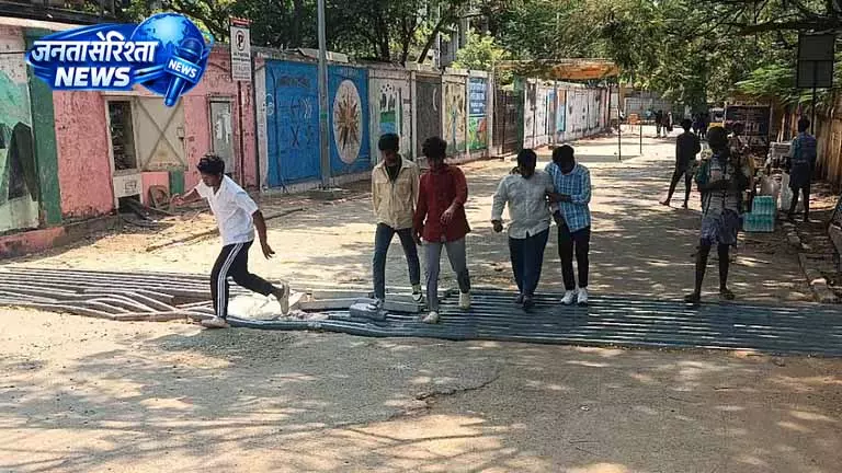 Chennai में कैटल गार्ड टूटा, पैदल यात्रियों की सुरक्षा को खतरा Chennai में कैटल गार्ड टूटा, पैदल यात्रियों की सुरक्षा को खतरा