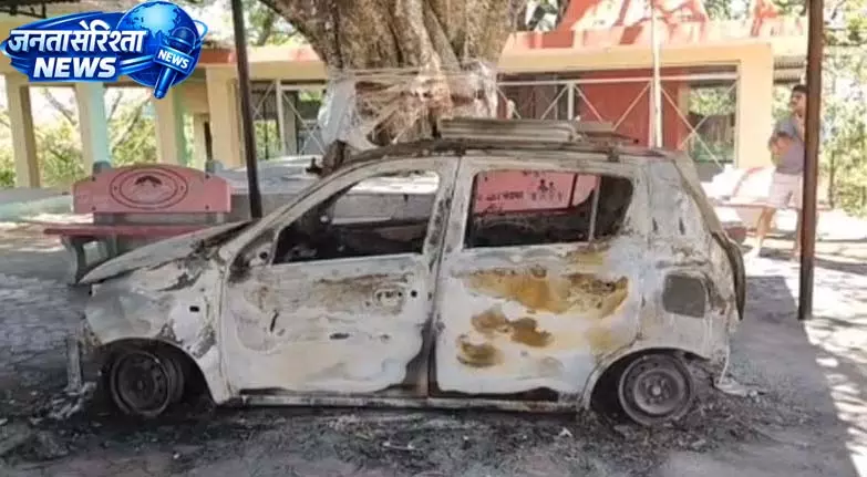 दरबोड़ में खड़ी टैक्सी में अचानक लगी आग, लाखों का नुकसान दरबोड़ में खड़ी टैक्सी में अचानक लगी आग, लाखों का नुकसान