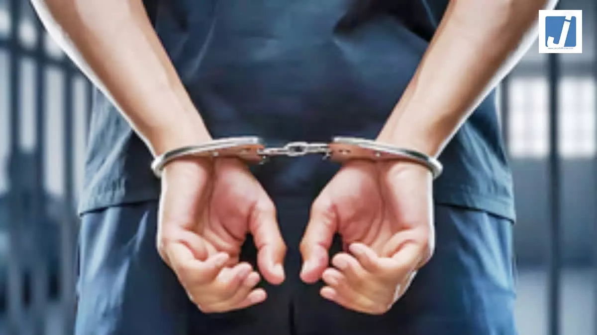 पुलिस ने 35 साल पुराने मर्डर केस का फरार दोषी दबोचा, सालों तक मामला ठंडे बस्ते में चला गया था पुलिस ने 35 साल पुराने मर्डर केस का फरार दोषी दबोचा, सालों तक मामला ठंडे बस्ते में चला गया था