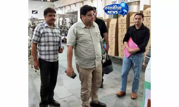 Jammu: शराब उत्पादन और बिक्री पर आबकारी आयुक्त ने कड़ी नजर Jammu: शराब उत्पादन और बिक्री पर आबकारी आयुक्त ने कड़ी नजर
