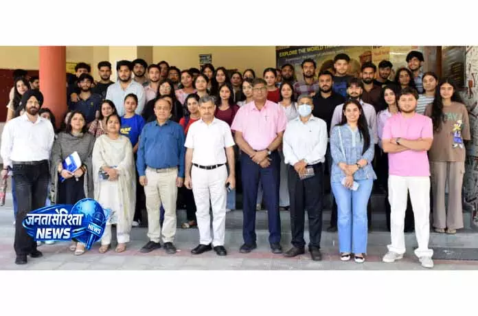 SMVDU के सेशन में उद्योगपतियों, सरकारी अधिकारियों और छात्रों ने भाग लिया SMVDU के सेशन में उद्योगपतियों, सरकारी अधिकारियों और छात्रों ने भाग लिया