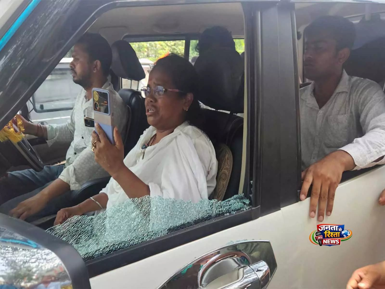 पश्चिम बंगाल चुनाव: आरामबाग में TMC MP मिताली बाग के काफिले पर कथित तौर पर हमला पश्चिम बंगाल चुनाव: आरामबाग में TMC MP मिताली बाग के काफिले पर कथित तौर पर हमला