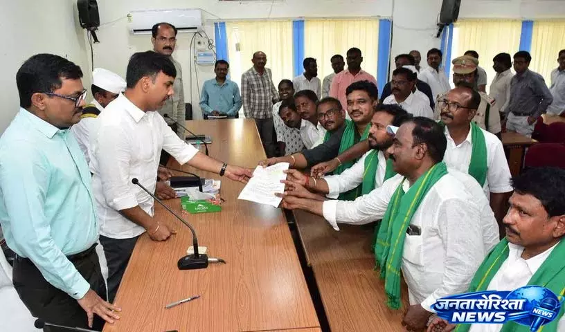 नलगोंडा में Fertilizer की दुकानें बंद: डीलरों ने जल्द समाधान के लिए रैली की नलगोंडा में Fertilizer की दुकानें बंद: डीलरों ने जल्द समाधान के लिए रैली की