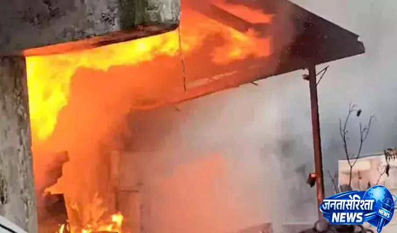 Hyderabad के अंबरपेट में महिंद्रा सर्विस सेंटर में भीषण आग लग गई; लोगों को निकाला गया Hyderabad के अंबरपेट में महिंद्रा सर्विस सेंटर में भीषण आग लग गई; लोगों को निकाला गया