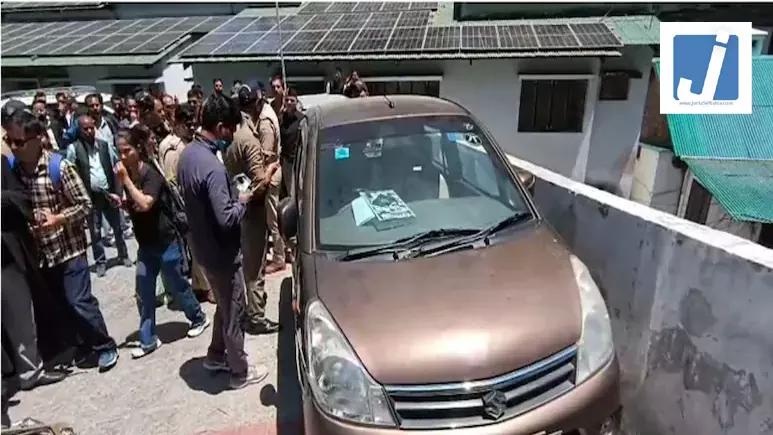 कलेक्ट्रेट में अधिवक्ता ने की खुदकुशी, कार में मिला सुसाइड नोट कलेक्ट्रेट में अधिवक्ता ने की खुदकुशी, कार में मिला सुसाइड नोट