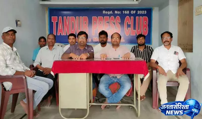 Tandur Dealers ने किसानों के मुद्दों को लेकर विरोध प्रदर्शन किया Tandur Dealers ने किसानों के मुद्दों को लेकर विरोध प्रदर्शन किया