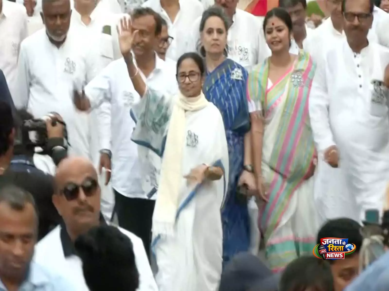 Kolkata: ममता ने भवानीपुर की सड़कों से पदयात्रा का किया नेतृत्व Kolkata: ममता ने भवानीपुर की सड़कों से पदयात्रा का किया नेतृत्व