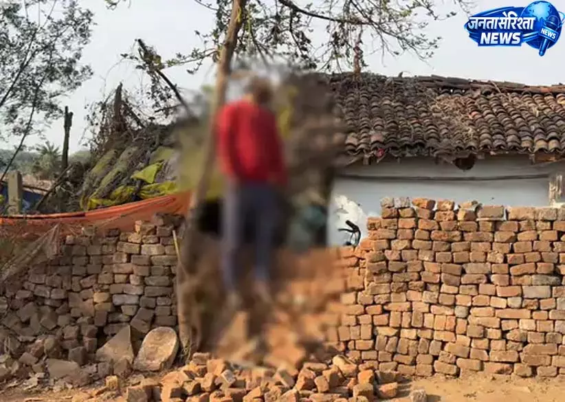 CG: पत्नी के प्रेमी के घर के सामने पति ने की आत्महत्या, जांच में जुटी पुलिस CG: पत्नी के प्रेमी के घर के सामने पति ने की आत्महत्या, जांच में जुटी पुलिस