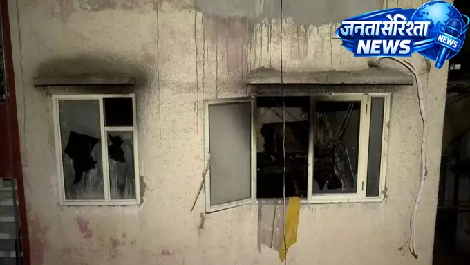 इमारत की तीसरी मंजिल पर लगी आग, राहत-बचाव कार्य जारी इमारत की तीसरी मंजिल पर लगी आग, राहत-बचाव कार्य जारी