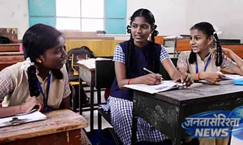 सरकारी स्कूलों में स्टूडेंट्स की गैरहाजिरी एक लाख के पार: Education Department सरकारी स्कूलों में स्टूडेंट्स की गैरहाजिरी एक लाख के पार: Education Department