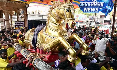Tamil Nadu : कल्लाझगर का सुनहरा घोड़ा रथ मदुरै पहुंचा