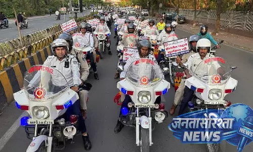 Indore : हेलमेट जागरूकता बाइक रैली, पुलिस ने सड़क सुरक्षा का संदेश दिया Indore : हेलमेट जागरूकता बाइक रैली, पुलिस ने सड़क सुरक्षा का संदेश दिया
