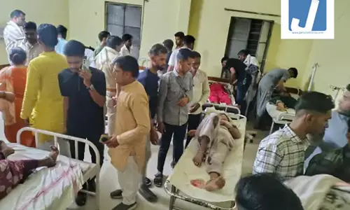 ट्रक और पिकअप में टक्कर, दो महिलाओं की मौत  21 घायल