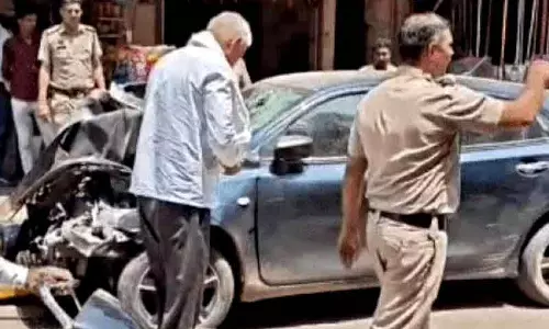 Rohtak के बाजार में तेज रफ्तार कार ने कई गाड़ियों को टक्कर मारी, 1 घायल