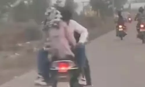 दोस्त से स्कूटी चलवाया और रास्ते भर कपल ने किया रोमांस, अश्लीलता फैलाते वीडियो वायरल
