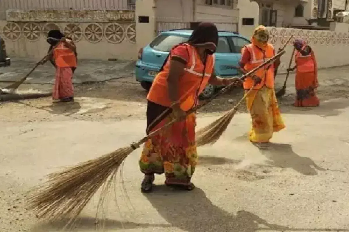 Jaipur: सफाई कर्मियों की सुरक्षा पर सरकार सक्रिय Jaipur: सफाई कर्मियों की सुरक्षा पर सरकार सक्रिय
