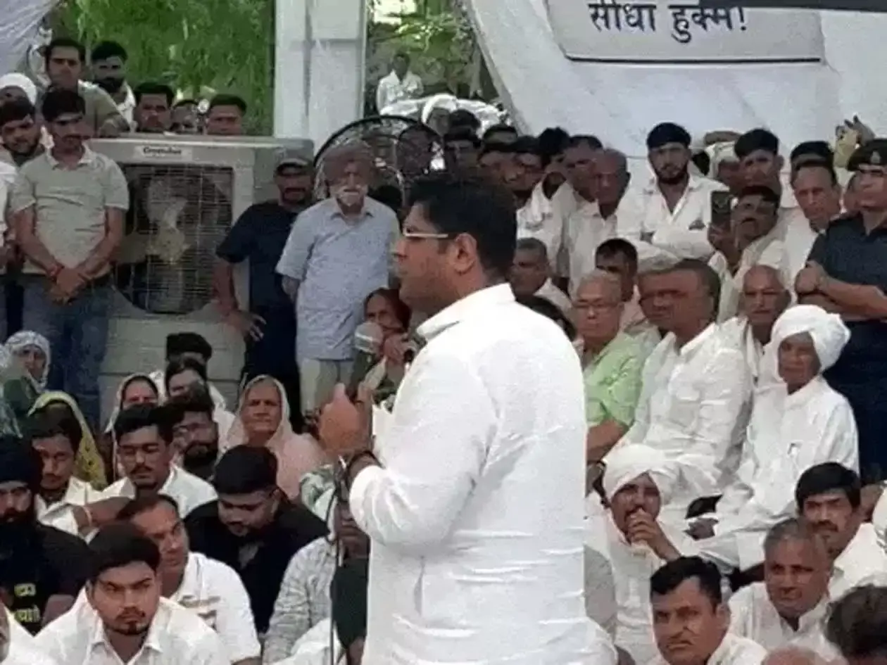 Hisar: आयुक्त और एडीजीपी को सौंपा गया मांगपत्र Hisar: आयुक्त और एडीजीपी को सौंपा गया मांगपत्र