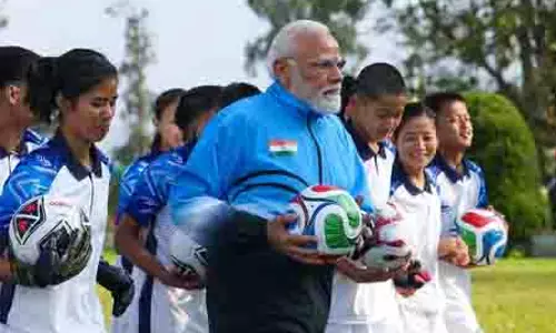 बच्चों के साथ फुटबॉल खेलते नजर आए पीएम मोदी, कहा- नन्हे दोस्तों के साथ खेलने का मजा ही कुछ और है