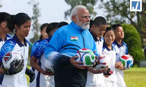 VIDEO: बच्चों के साथ फुटबॉल खेलते नजर आए पीएम मोदी, कहा- नन्हे दोस्तों के साथ खेलने का मजा ही कुछ और है VIDEO: बच्चों के साथ फुटबॉल खेलते नजर आए पीएम मोदी, कहा- नन्हे दोस्तों के साथ खेलने का मजा ही कुछ और है