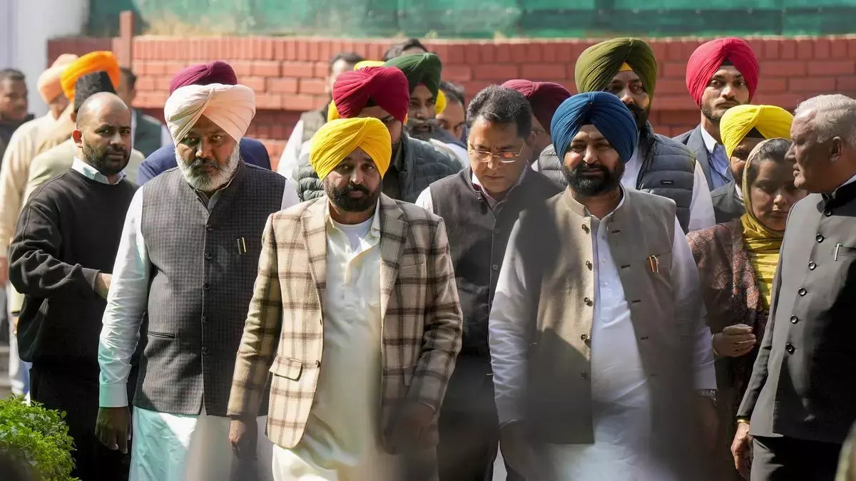 Jalandhar: आम आदमी पार्टी में सियासी संकट गहराया, पंजाब में टूट रोकने में जुटी AAP Jalandhar: आम आदमी पार्टी में सियासी संकट गहराया, पंजाब में टूट रोकने में जुटी AAP