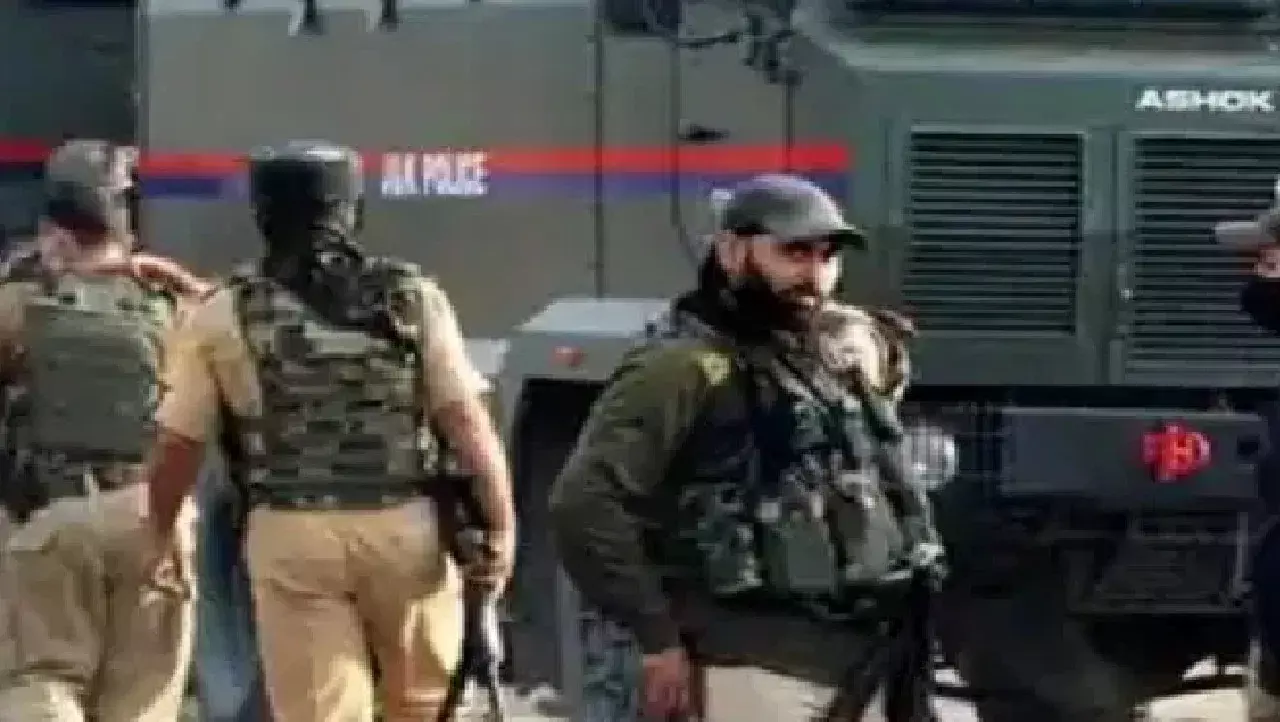 Srinagar: श्रीनगर में ग्रेनेड और गोला-बारूद बरामद, पांच आरोपियों की गिरफ्तारी से बड़ा खुलासा Srinagar: श्रीनगर में ग्रेनेड और गोला-बारूद बरामद, पांच आरोपियों की गिरफ्तारी से बड़ा खुलासा