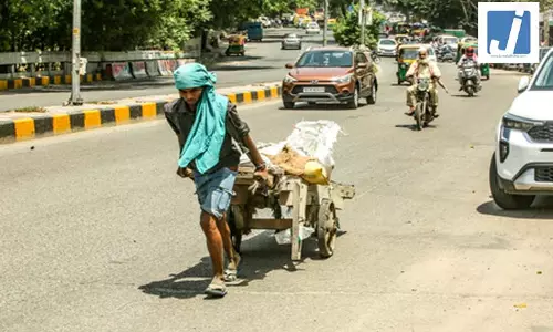 केंद्र ने हीटवेव के बीच श्रमिकों की सुरक्षा के लिए एडवाइजरी जारी की; कूलिंग, पानी और लचीले कार्य घंटों को अनिवार्य किया केंद्र ने हीटवेव के बीच श्रमिकों की सुरक्षा के लिए एडवाइजरी जारी की; कूलिंग, पानी और लचीले कार्य घंटों को अनिवार्य किया