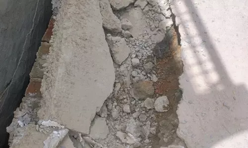 Farrukhabad: आरसीसी सड़क धंसी, नगर पंचायत में हड़कंप