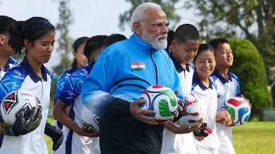Gangtok: गंगटोक में पीएम मोदी ने युवाओं संग खेला फुटबॉल