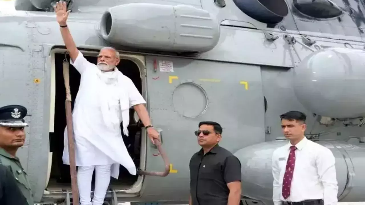 Varanasi: काशी में पीएम मोदी के आगमन पर उमड़ा जनसैलाब Varanasi: काशी में पीएम मोदी के आगमन पर उमड़ा जनसैलाब
