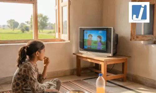 मोबाइल और टीवी की लत बन रही बच्चों के विकास के लिए खतरा? जानिए सच मोबाइल और टीवी की लत बन रही बच्चों के विकास के लिए खतरा? जानिए सच