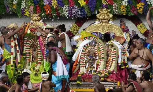 Madurai Chithirai Festival: मीनाक्षी-सुंदरेश्वर दिव्य विवाह भव्य रूप से मनाया गया Madurai Chithirai Festival: मीनाक्षी-सुंदरेश्वर दिव्य विवाह भव्य रूप से मनाया गया