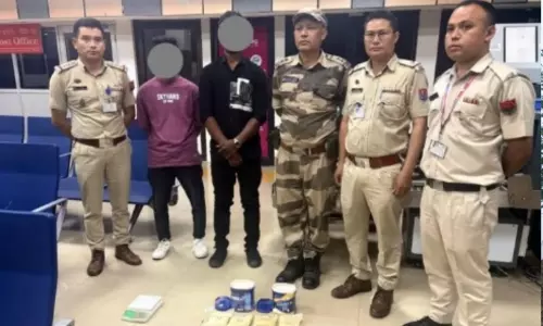 Manipur : इंफाल एयरपोर्ट पर संदिग्ध हेरोइन के साथ दो लोग गिरफ्तार Manipur : इंफाल एयरपोर्ट पर संदिग्ध हेरोइन के साथ दो लोग गिरफ्तार
