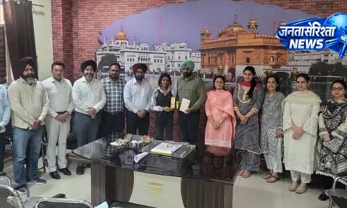 Amritsar: 15 साल की आयुषी ने साहित्य की दुनिया में बनाई पहचान