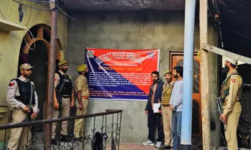 Srinagar: नशा तस्कर की अचल संपत्ति पर बड़ी कार्रवाई