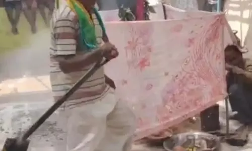शादी के समय भी अग्नि परीक्षा, जलते अंगारों में चलना पड़ता है दूल्हा-दुल्हन को शादी के समय भी अग्नि परीक्षा, जलते अंगारों में चलना पड़ता है दूल्हा-दुल्हन को