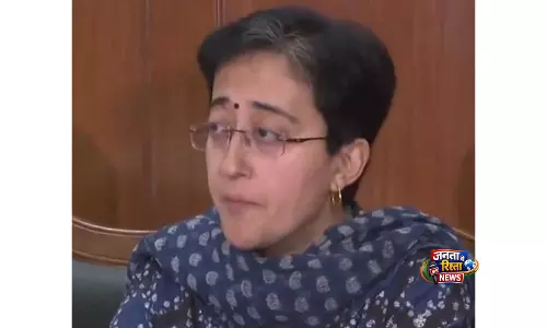 राज्यसभा द्वारा AAP के सात सांसदों के BJP में विलय को स्वीकार किए जाने के बाद दिल्ली की नेता प्रतिपक्ष आतिशी