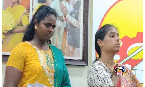 सड़कों से सचिवालय तक: आंध्र के MLA की पर्सनल असिस्टेंट बनकर एक ट्रांसजेंडर महिला को मिली नई ज़िंदगी सड़कों से सचिवालय तक: आंध्र के MLA की पर्सनल असिस्टेंट बनकर एक ट्रांसजेंडर महिला को मिली नई ज़िंदगी