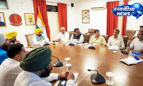 AAP ने विधायकों की सुरक्षा और रणनीति के लिए की विशेष बैठक AAP ने विधायकों की सुरक्षा और रणनीति के लिए की विशेष बैठक