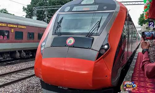 क्षमता और यात्रियों की सुविधा बढ़ाने के लिए Mumbai-अहमदाबाद वंदे भारत में 20 कोच जोड़े गए