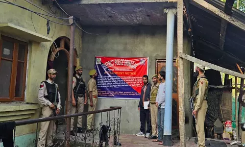 Srinagar Police की बड़ी कार्रवाई: नशा तस्कर की 1.5 करोड़ रुपये की संपत्ति जब्त
