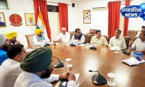 राज्यसभा सांसदों के दलबदल पर AAP ने जालंधर में उठाया मोर्चा राज्यसभा सांसदों के दलबदल पर AAP ने जालंधर में उठाया मोर्चा