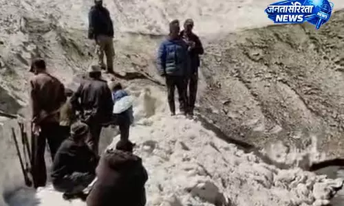 Lahaul में किसानों ने फसल के लिए लिया ग्लेशियर तोड़ने का जोखिम Lahaul में किसानों ने फसल के लिए लिया ग्लेशियर तोड़ने का जोखिम