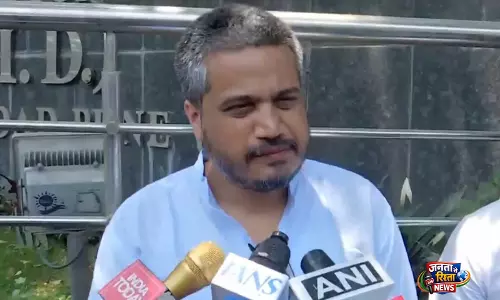 रोहित पवार ने CID अधिकारियों से की मुलाकात, विमान दुर्घटना जांच की प्रगति पर ली जानकारी रोहित पवार ने CID अधिकारियों से की मुलाकात, विमान दुर्घटना जांच की प्रगति पर ली जानकारी