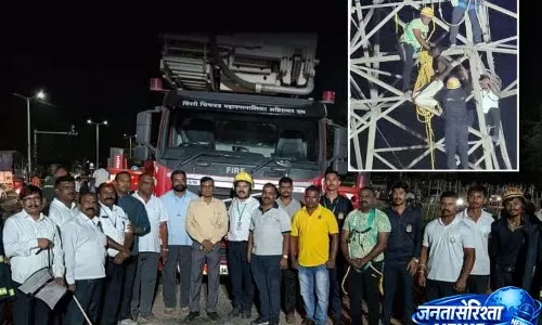 Pimpri: यमुना नगर में टावर पर चढ़े युवक को दमकलकर्मियों ने बचाया Pimpri: यमुना नगर में टावर पर चढ़े युवक को दमकलकर्मियों ने बचाया