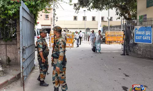 कोर्ट ने CBI के संयुक्त निदेशक और रिटायर्ड ACP को 3 महीने की जेल की सज़ा सुनाई, ज़मानत भी दी कोर्ट ने CBI के संयुक्त निदेशक और रिटायर्ड ACP को 3 महीने की जेल की सज़ा सुनाई, ज़मानत भी दी